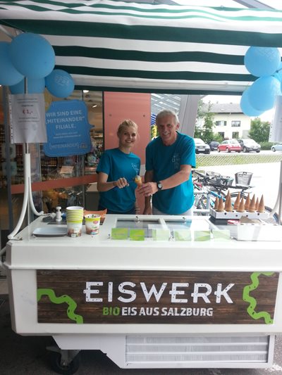 Flachgauer Tafel verwöhnt Seekirchen mit Bio-Eis